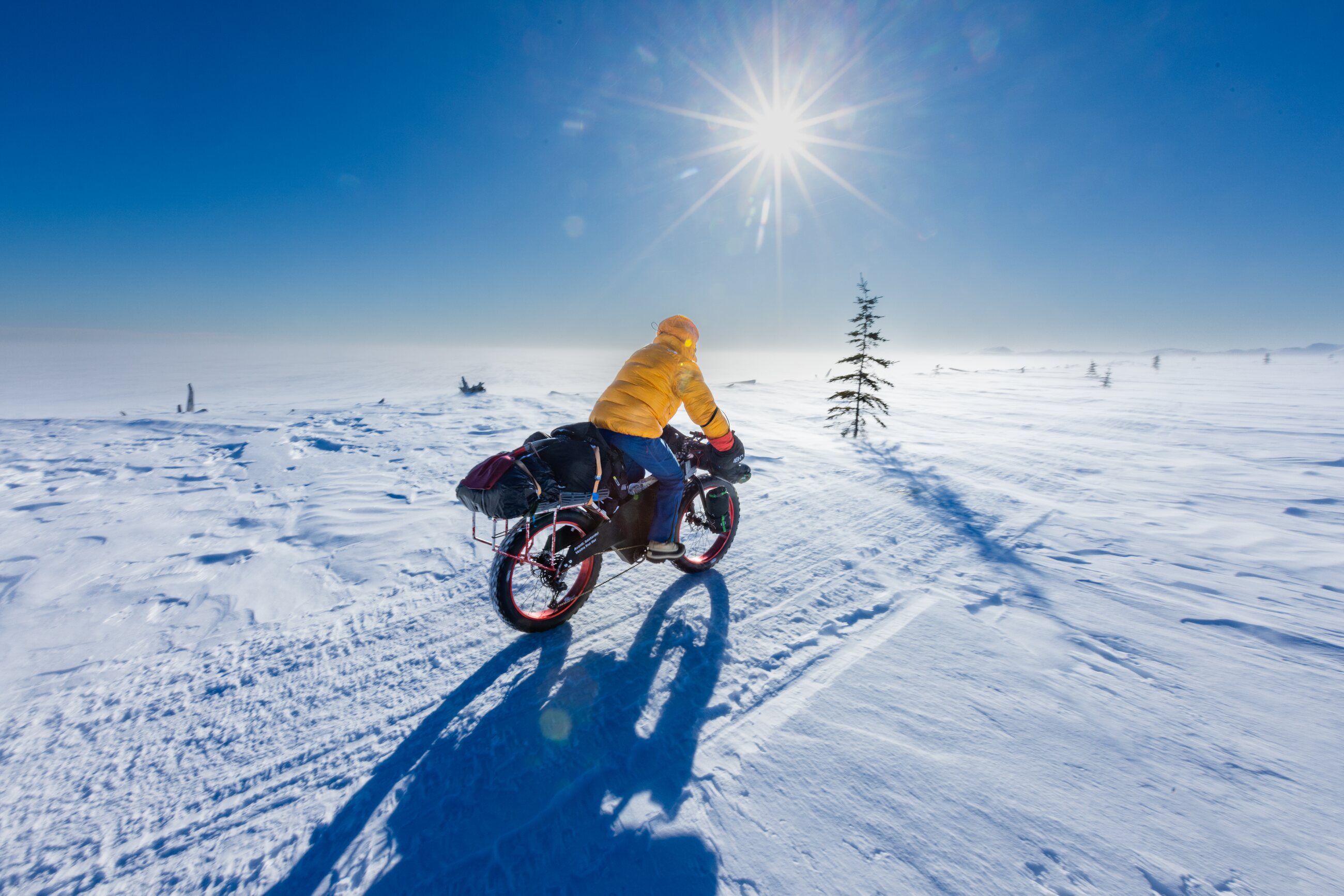 Alessandro Plona e Alex Bellini in bicicletta nel ghiaccio dell'Alaska