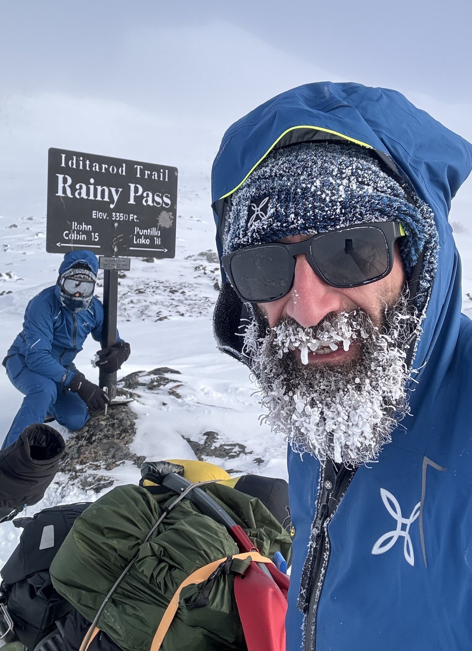Ritratto di Alessandro Plona con la barba completamente ghiacciata al Rainy Pass