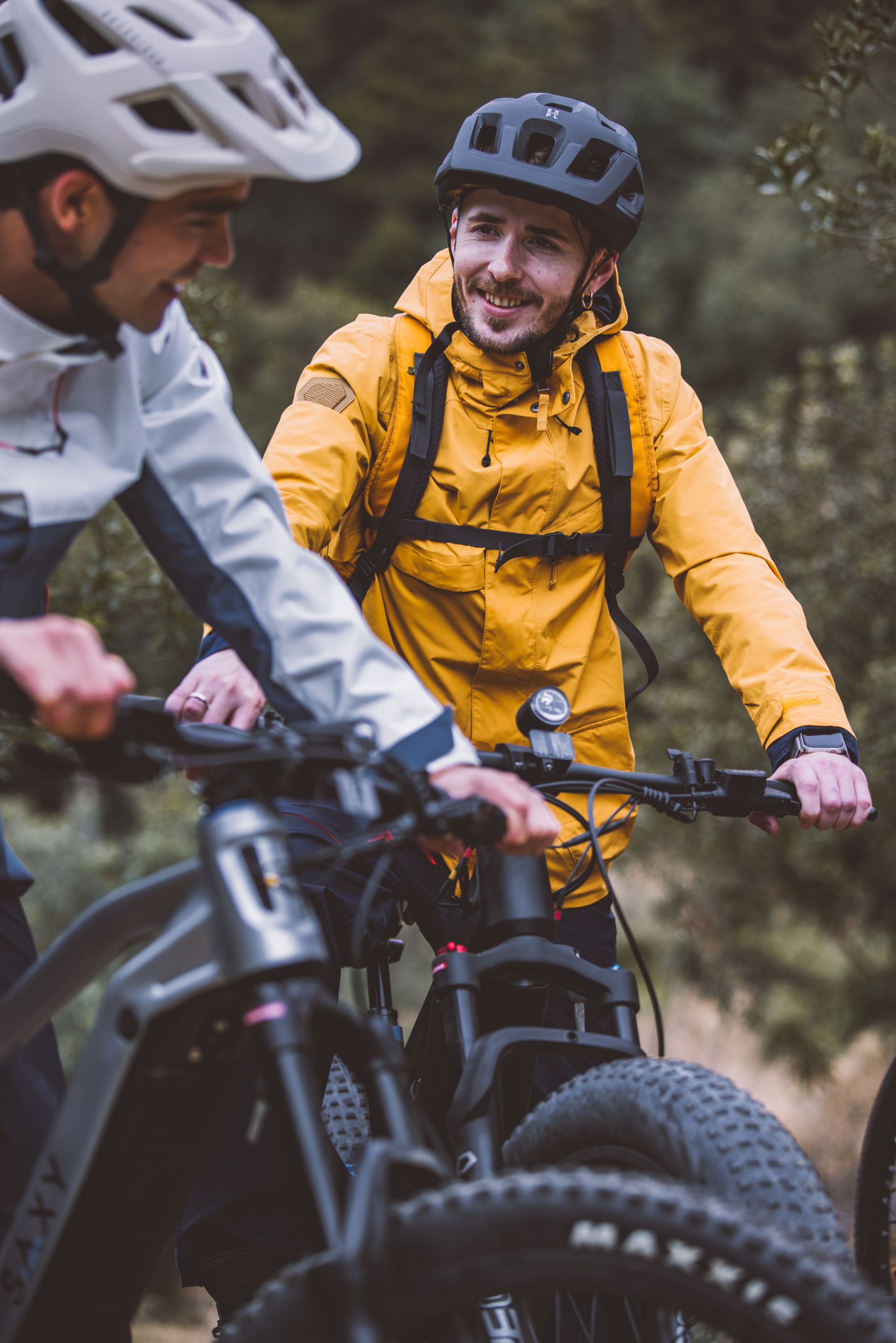 Due ciclisti in e-bike su un sentiero nel bosco