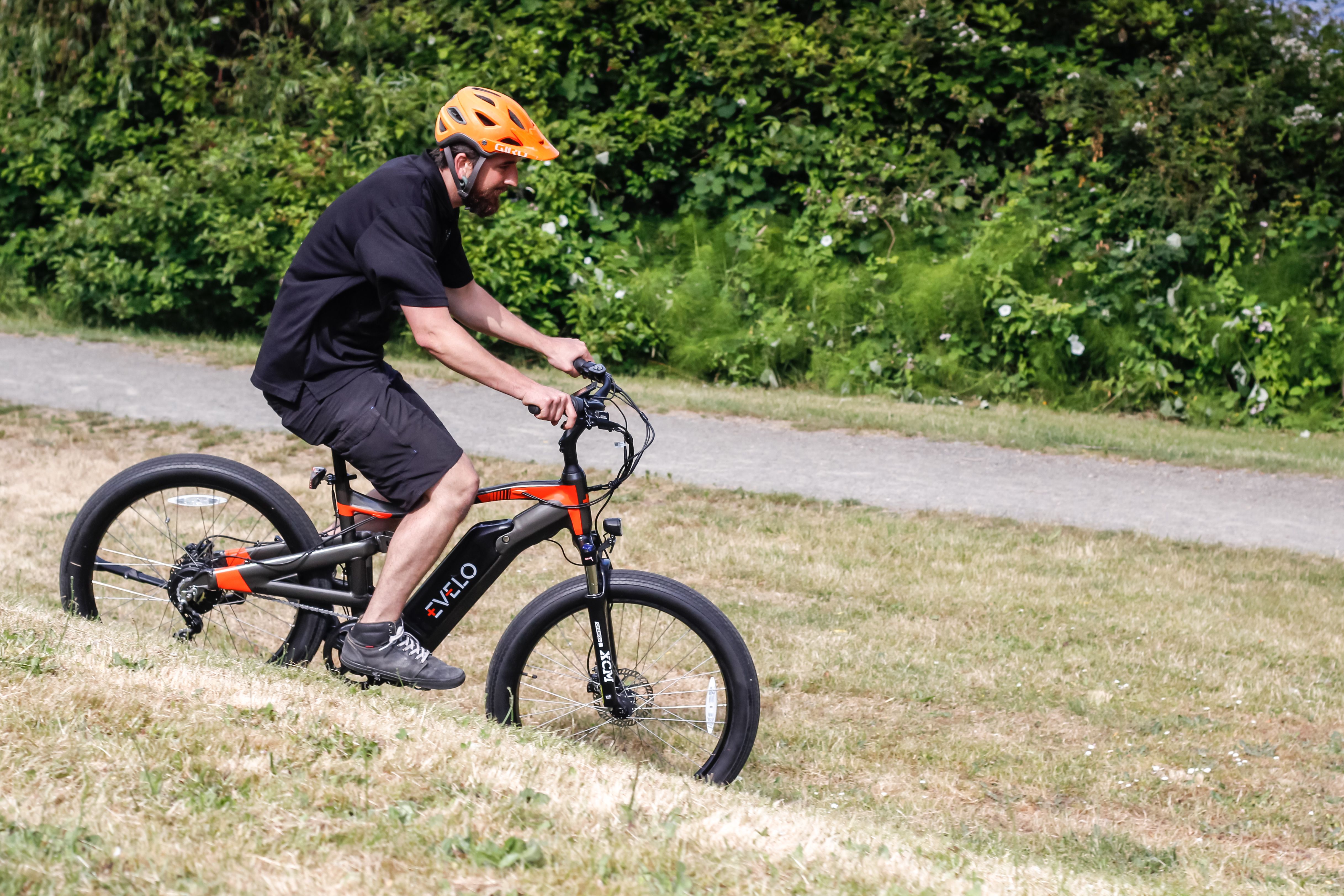 Ciclista in sella a una e-bike su un sentiero erboso