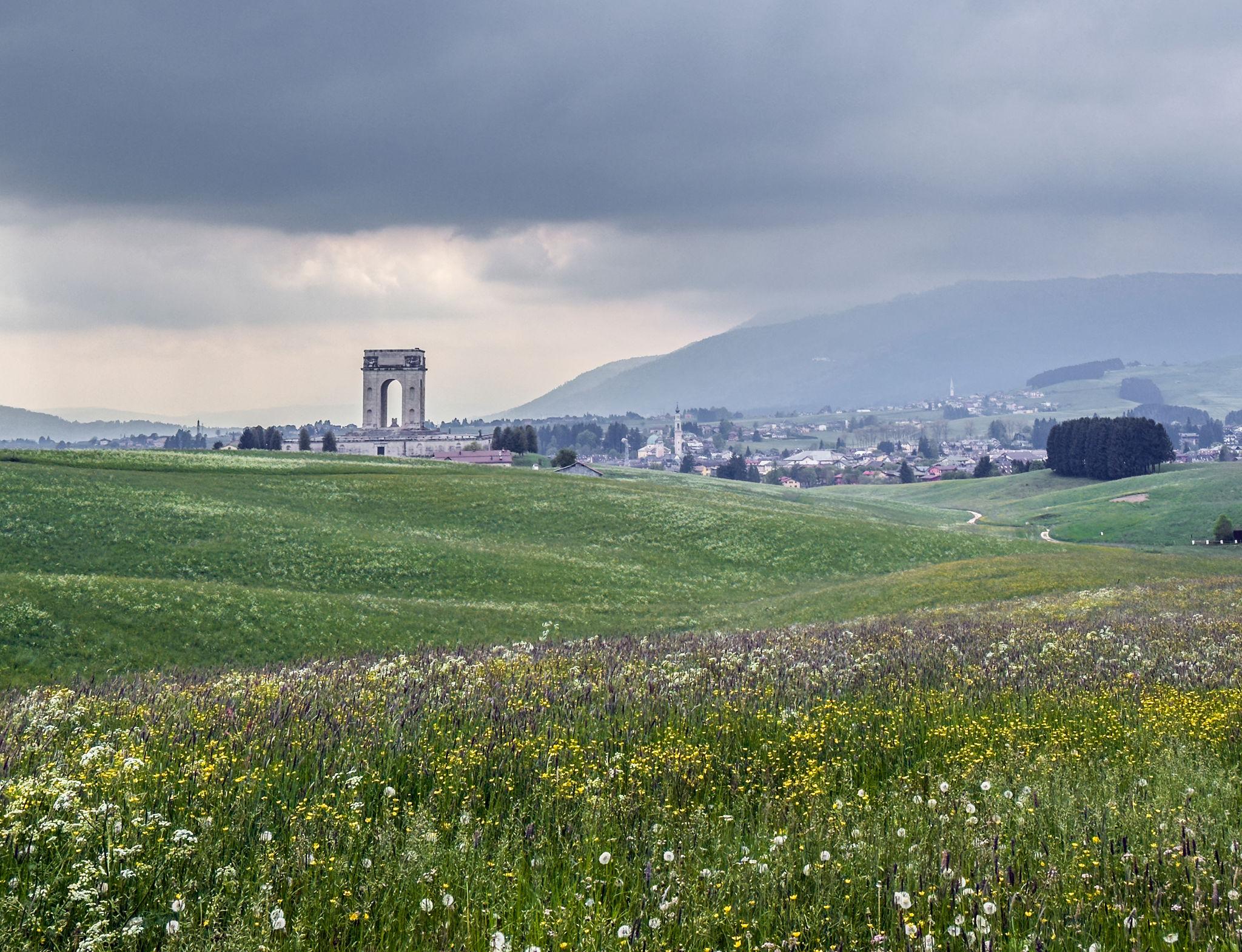 Un ossario di montagna nel paesaggio dell'Altopiano