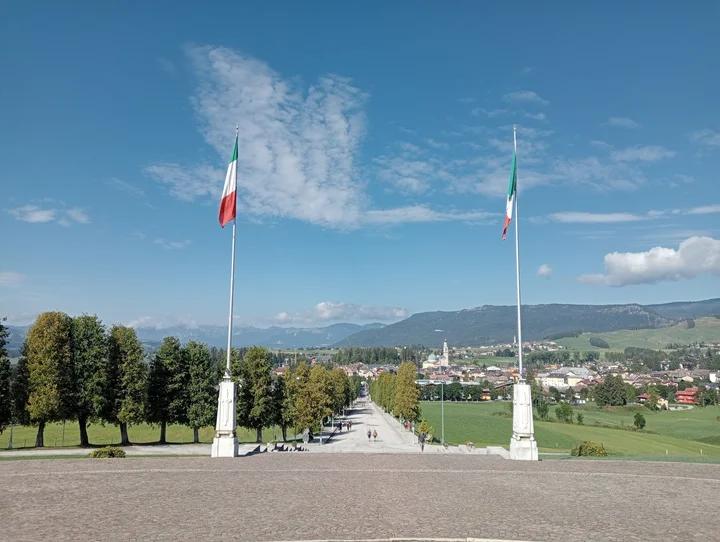 Vista dall'alto di un sacrario verso un paese tra le montagne