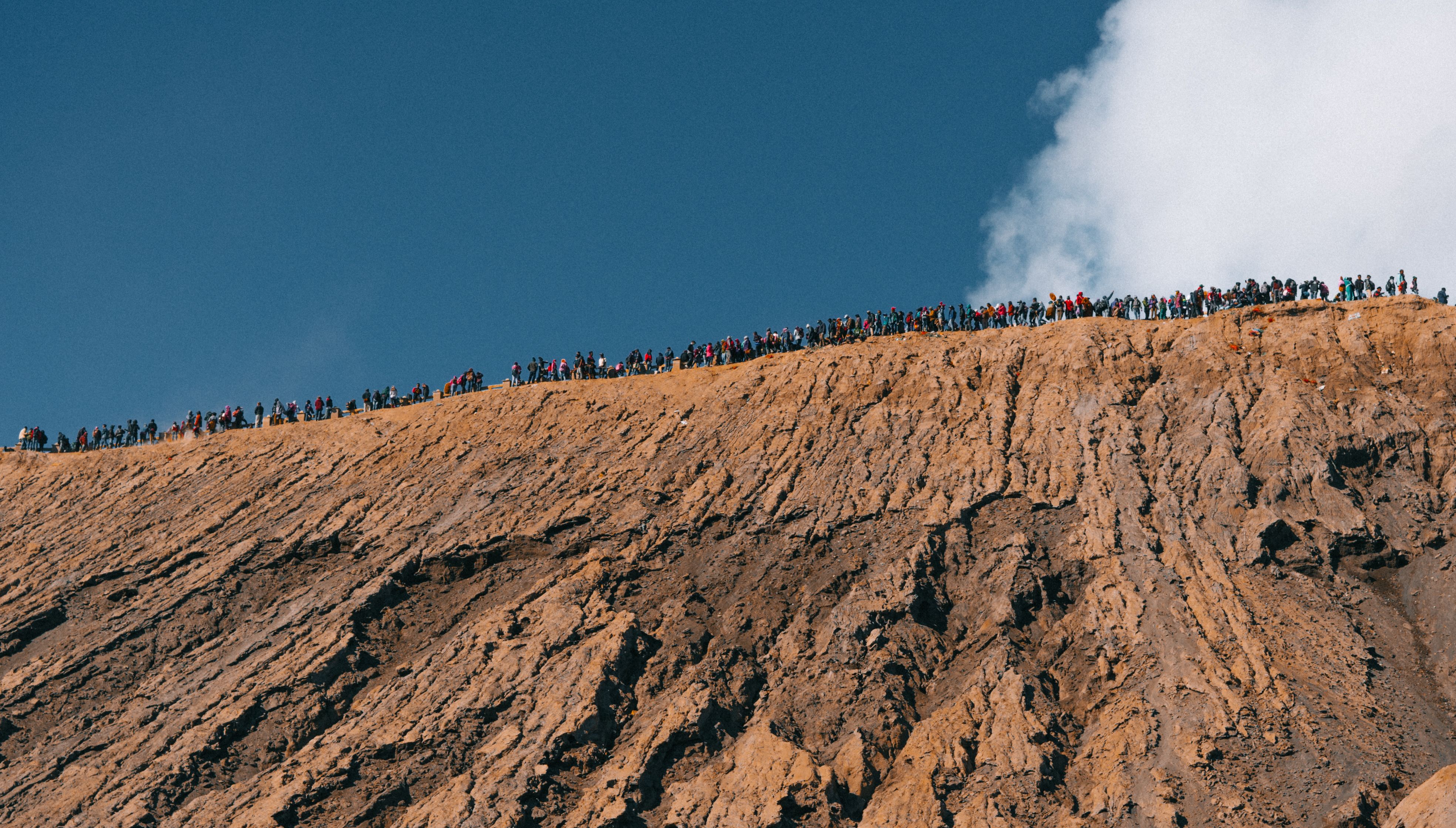 Una lunga fila di persone su una cresta di montagna