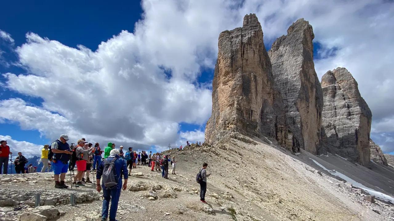 Escursionisti lungo il sentiero ai piedi delle Tre Cime di Lavaredo
