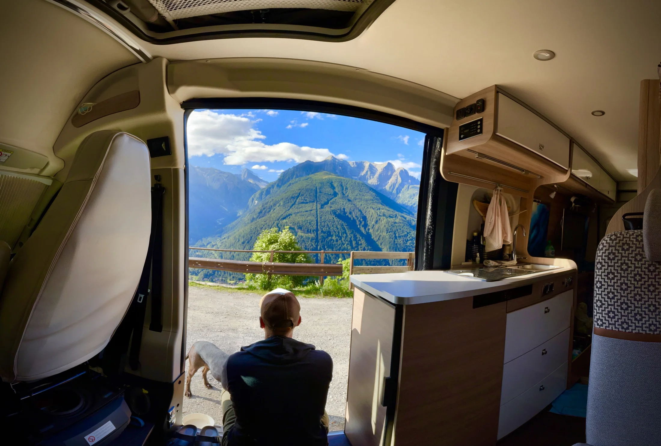 La vista delle montagne dall’interno del camper di Samuel Lo Gioco